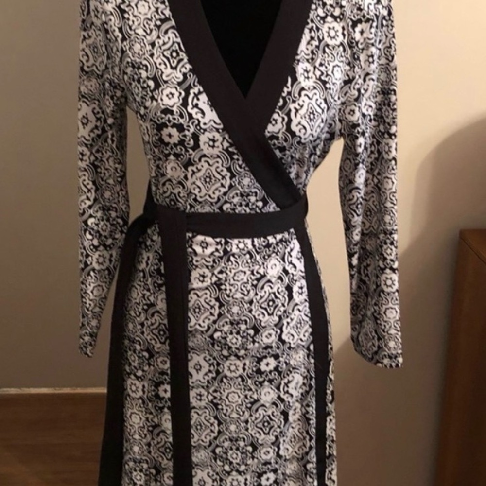 Tahari Black and White Patterned wrap kimono Dress